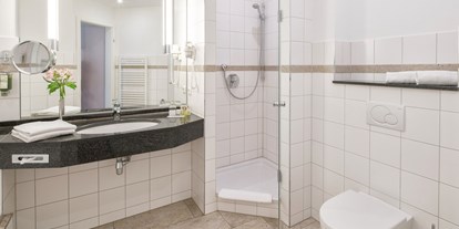 Hotels am See - Zimmer mit Seeblick - Mistorf - Badezimmer - Kurhaus am Inselsee