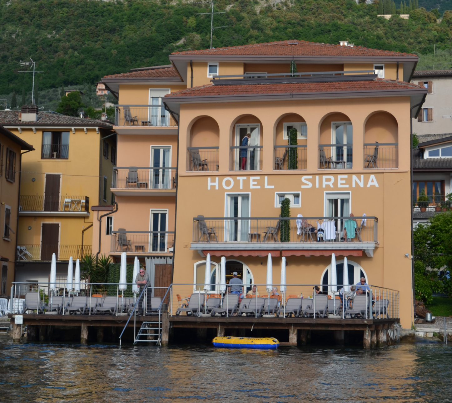 Urlaub am See - Seite von Gardasee mit Terrasse - HOTEL SIRENA