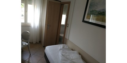 Hotels am See - Art des Seezugangs: öffentlicher Seezugang - Castelletto diBrenzone - Einzelzimmer mit Seiten Fenster - HOTEL SIRENA