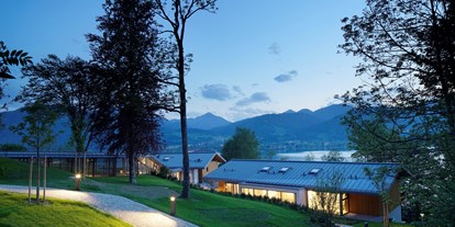 Hotels am See - Pools: Innenpool - Lenggries - Alpenchalets außen - Hotel DAS TEGERNSEE