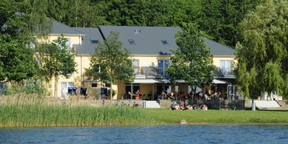 Hotels am See - Abendmenü: à la carte - Mühl Rosin - Außenansicht - Strandhaus am Inselsee