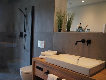 Hotels am See - Waschmaschine - Badezimmer mit großer ebenerdiger Dusche - Seehaus Apartments am Kochelsee