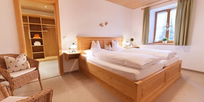 Hotels am See - Umgebungsschwerpunkt: Berg - Bayern - Schlafzimmer der Ferienwohnung 15 - Schustermannhof am See