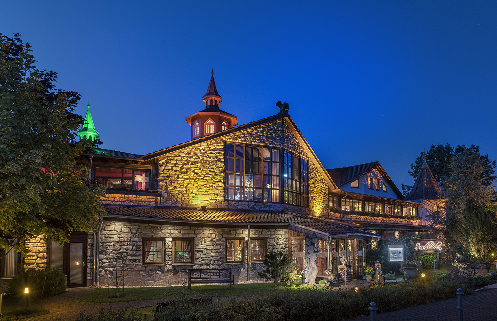 Urlaub am See - Wellnesshotel Seeschlößchen bie Dämmerung - Wellnesshotel Seeschlößchen - Privat-SPA & Naturresort