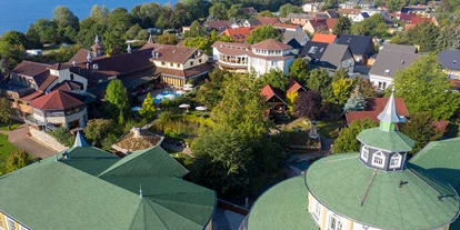 Hotels am See - Massagen - Deutschland - Blick von oben auf das Seeschlößchen mit dem Senftenberger See im Hintergrund - Wellnesshotel Seeschlößchen - Privat-SPA & Naturresort
