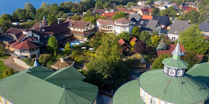 Hotels am See - Abendmenü: 3 bis 5 Gänge - Brandenburg - Blick von oben auf das Seeschlößchen mit dem Senftenberger See im Hintergrund - Wellnesshotel Seeschlößchen - Privat-SPA & Naturresort
