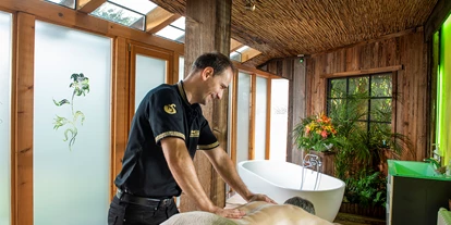 Hotels am See - Pools: Außenpool nicht beheizt - Massage im Massageraum - Wellnesshotel Seeschlößchen - Privat-SPA & Naturresort