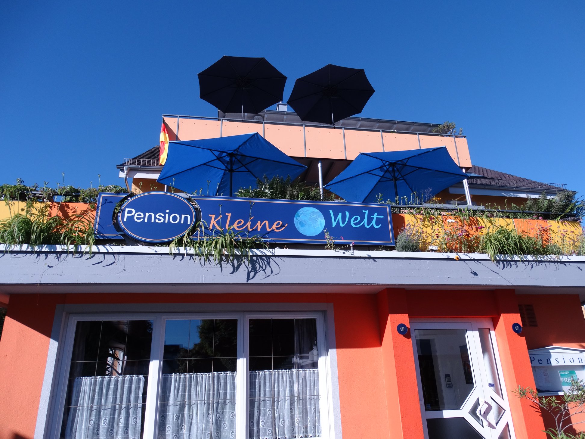 Urlaub am See - Gemütliche Pension direkt am Bodensee in Langenargen, 100 m zum See mit lecker Frühstücksbuffet und Fahrradraum, Sonnenterrasse. - Bodensee-Pension Kleine Welt