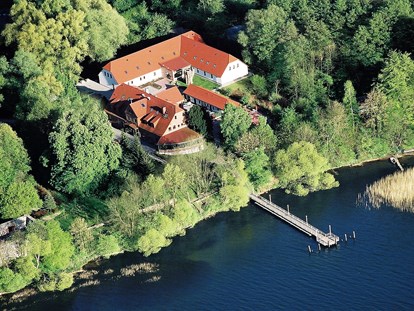 Hotels am See - Liegewiese direkt am See - Cölpin - Lage - Seehotel Heidehof