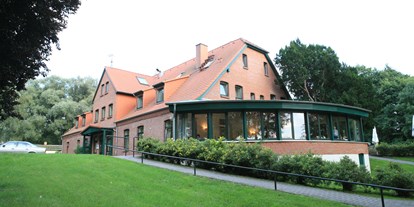 Hotels am See - Hotel unmittelbar am See - Mecklenburg-Vorpommern - Außenansicht  - Seehotel Heidehof