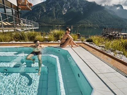 Hotels am See - Hunde am Strand erlaubt - Ein Whirlpool zur Seeseite ladet zum verweilen ein. - Travel Charme Fürstenhaus Am Achensee