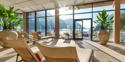 Hotels am See - PLZ 6235 (Österreich) - Einer unserer vielen Ruhebereiche mit See und Berg Panorama. - Travel Charme Fürstenhaus Am Achensee
