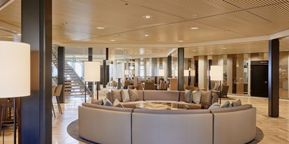 Hotels am See - Art des Seezugangs: öffentlicher Seezugang - Krattigen - Center Lounge - Foyer Hotel Seepark Thun - Hotel Seepark