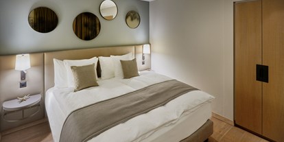 Hotels am See - Bettgrößen: Queen Size Bett - Gunten - Schlafzimmer - Panorama Suite Schloss - Hotel Seepark Thun - Hotel Seepark