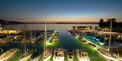 Hotels am See - Wäschetrockner - Egg SZ - Aussicht auf den Hafen Lachen SZ in der Nacht - Hotel Marina Lachen