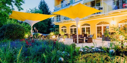 Hotels am See - Hunde: auf Anfrage - Rosenbach (St. Jakob im Rosental) - Außenansicht Terrasse am Abend - Erwachsenenhotel "das Moser - Hotel am See"