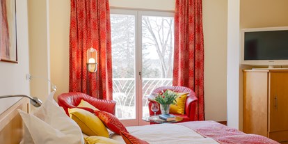 Hotels am See - Bettgrößen: Doppelbett - Tallach - Doppelzimmer Balkon und Seeblick - Erwachsenenhotel "das Moser - Hotel am See"