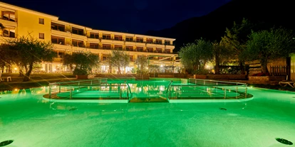 Hotels am See - Pools: Außenpool nicht beheizt - Baia Verde by night - Hotel Baia Verde