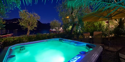 Hotels am See - Spielplatz am See - Exklusiver Whirlpool für einen Abend voller Entspannung.  - Belfiore Park Hotel