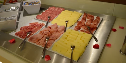 Hotels am See - Waschmaschine - Frisch zubereiteter Käse und Wurstwaren.  - Belfiore Park Hotel