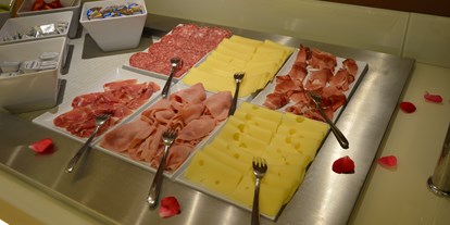 Hotels am See - Umgebungsschwerpunkt: Stadt - Gardasee - Verona - Frisch zubereiteter Käse und Wurstwaren.  - Belfiore Park Hotel