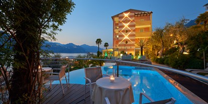 Hotels am See - Verpflegung: Frühstück - Gardasee - Ein abgeschiedener Tisch kann eine großartige Idee sein, um Ihre Privatsphäre bei einem Cocktail zu genießen.  - Belfiore Park Hotel