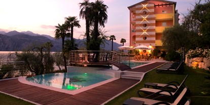 Hotels am See - Pools: Außenpool beheizt - Gardasee - Verona - Ein angenehmer Abend mit Blick auf den Sonnenuntergang.  - Belfiore Park Hotel