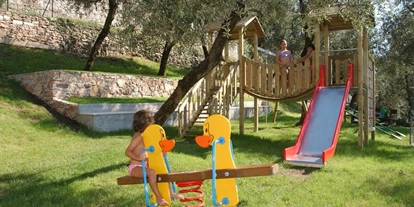 Hotels am See - Waschmaschine - Für die Kleinen hingegen ist Spaß auf unserem neu eingerichteten Spielplatz garantiert, so dass auch Eltern ihre Kinder im Schatten der Bäume beaufsichtigen können.  - Hotel Eden Gardasee