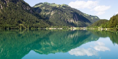 Hotels am See - Liegewiese direkt am See - Österreich - Blick auf den See - Via Salina Seehotel