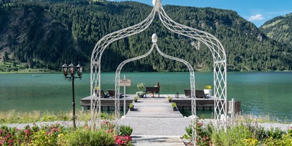 Hotels am See - Liegewiese direkt am See - Nesselwängle - Blick auf den See und Badesteg - Via Salina Seehotel