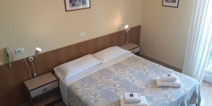 Hotels am See - Bettgrößen: Doppelbett - Torri del Benaco - Doppelzimmer mit Seeblick und Balkon.  - Hotel delle Rose