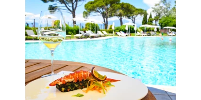 Hotels am See - Pools: Außenpool nicht beheizt - Lunch by the pool - Hotel Corte Valier