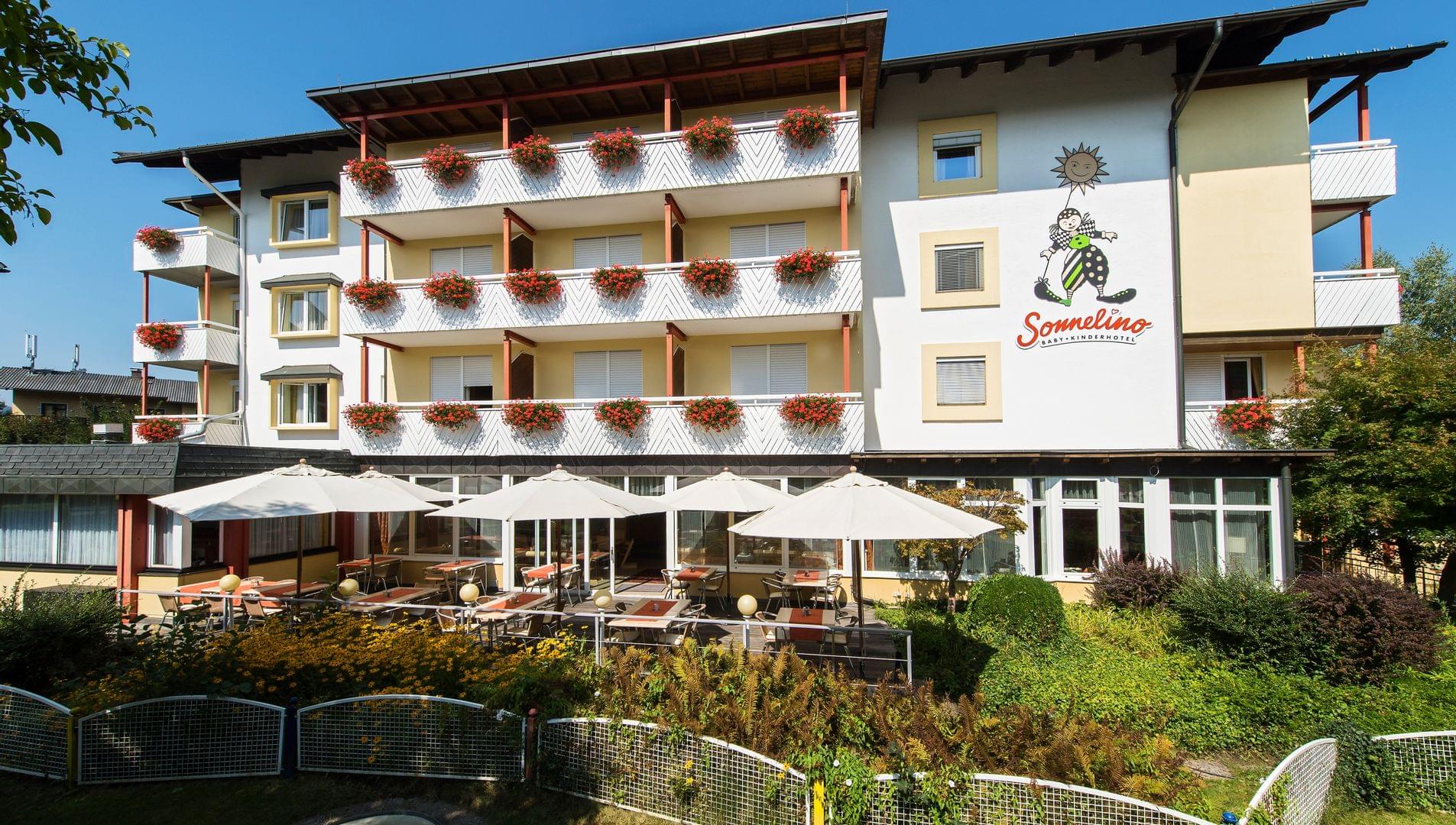 Urlaub am See: Außenansicht Kinderhotel Sonnelino - Baby + Kinderhotel Sonnelino