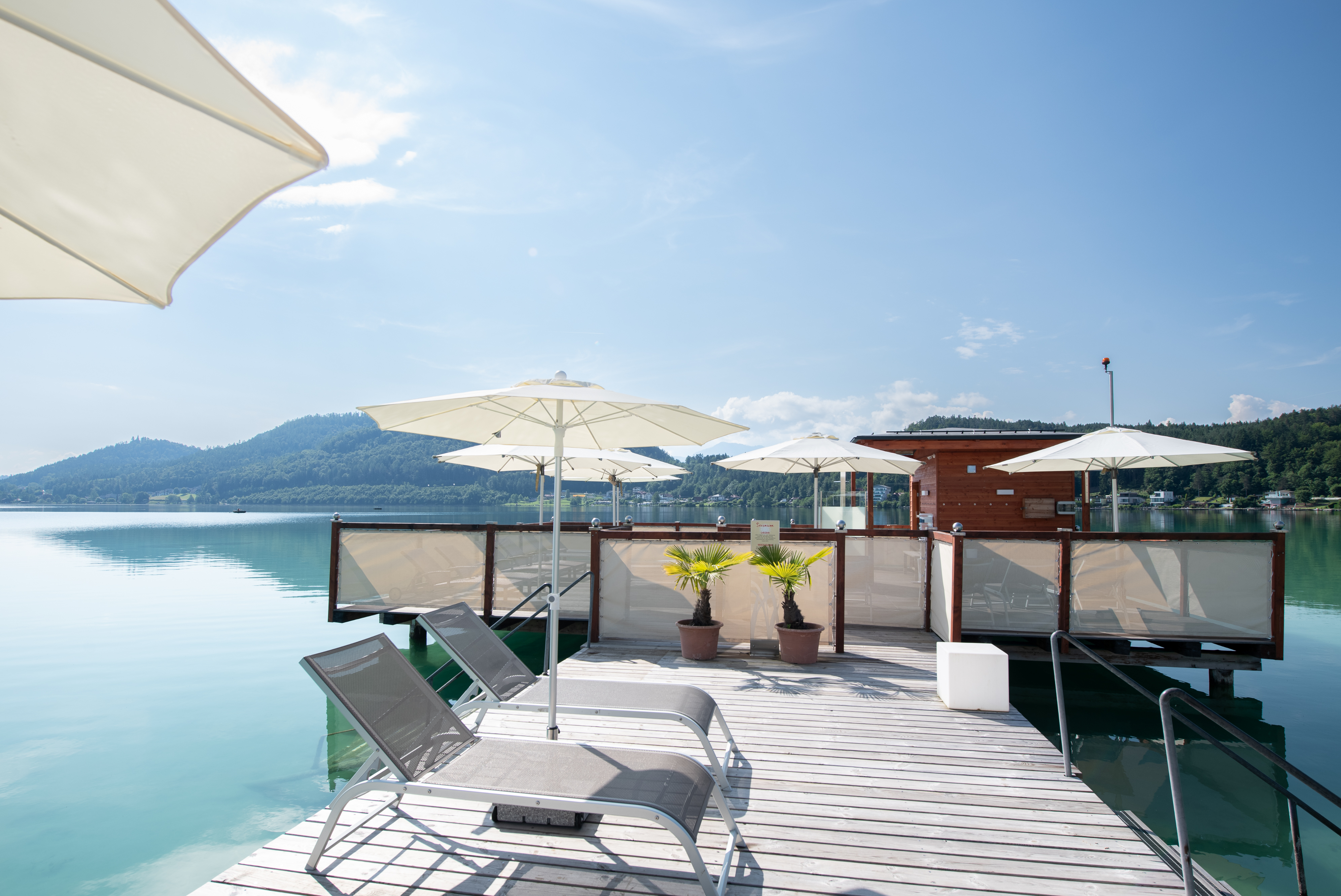 Urlaub am See: Panorama-Außensauna am Sonne Steg - Baby + Kinderhotel Sonnelino