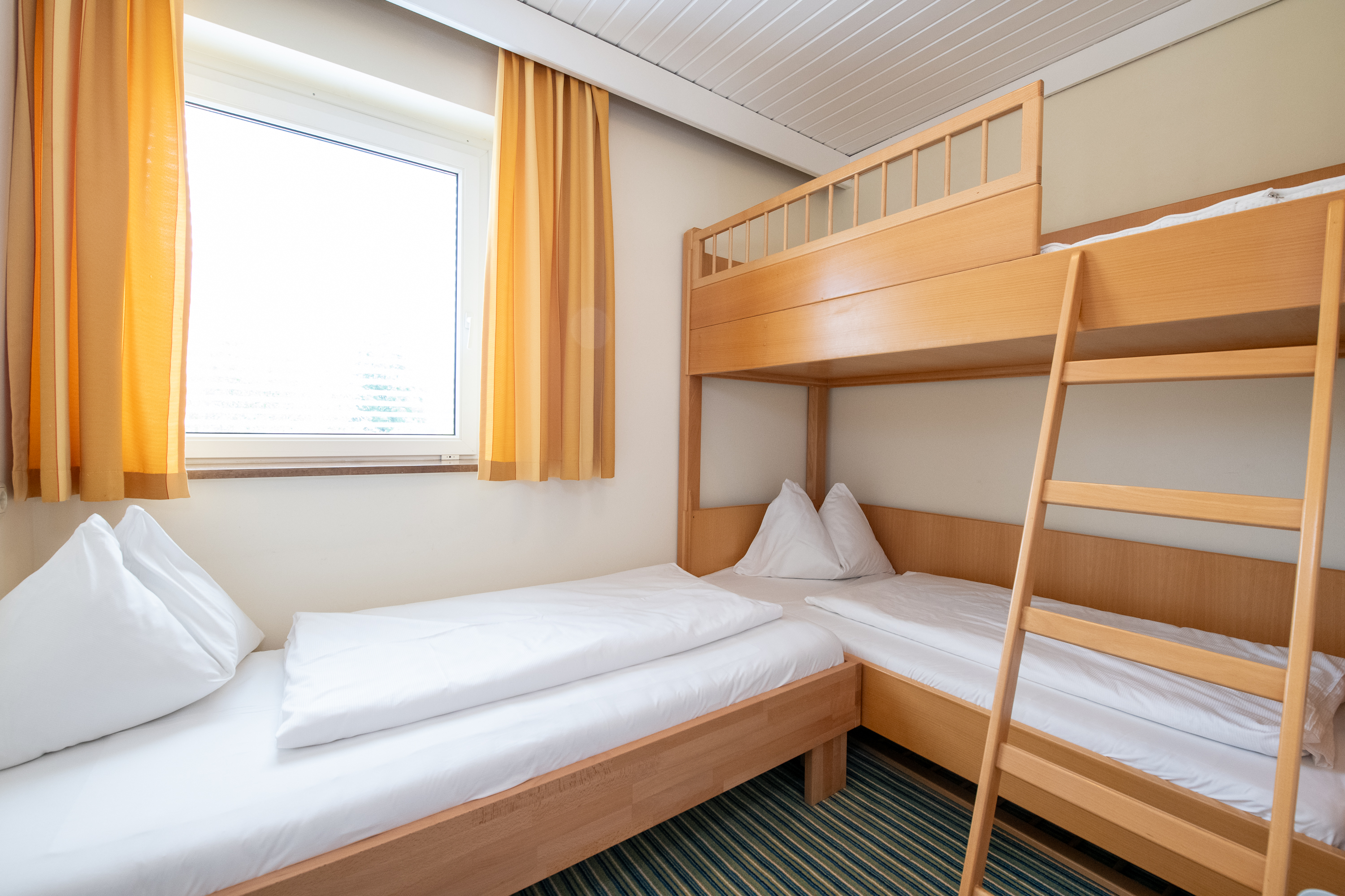 Urlaub am See: Stockbett im Familienappartement - Baby + Kinderhotel Sonnelino