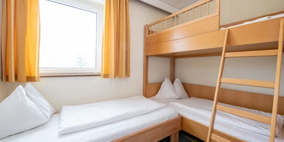 Hotels am See - Verpflegung: Frühstück - Stockbett im Familienappartement - Baby + Kinderhotel Sonnelino