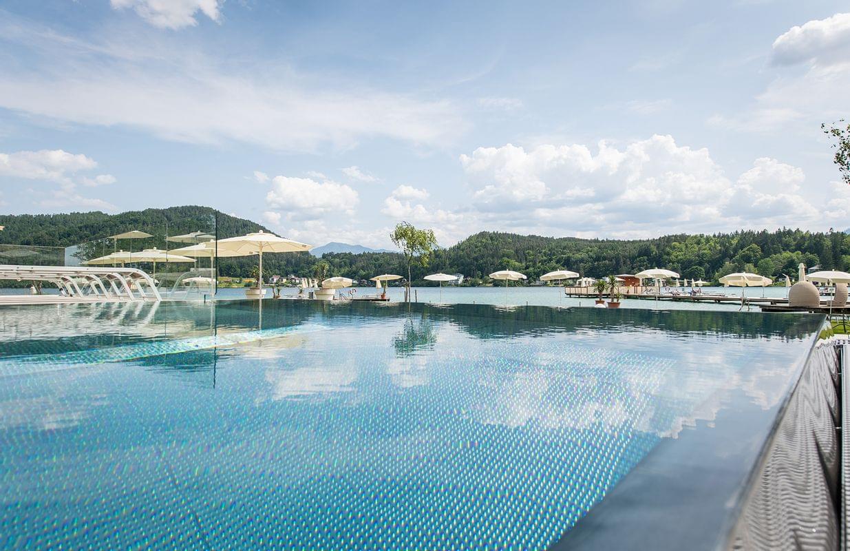 Urlaub am See: Infinity Pool im Sonne See Spa - Baby + Kinderhotel Sonnelino