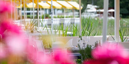 Hotels am See - Verpflegung: Frühstück - Essenskojen direkt am Wasser - Baby + Kinderhotel Sonnelino