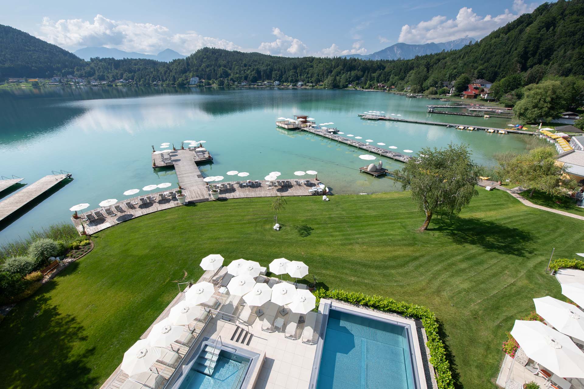 Urlaub am See: Hotel & Spa Sonne mit großer Liegewiese und privatem Seezugang - Baby + Kinderhotel Sonnelino