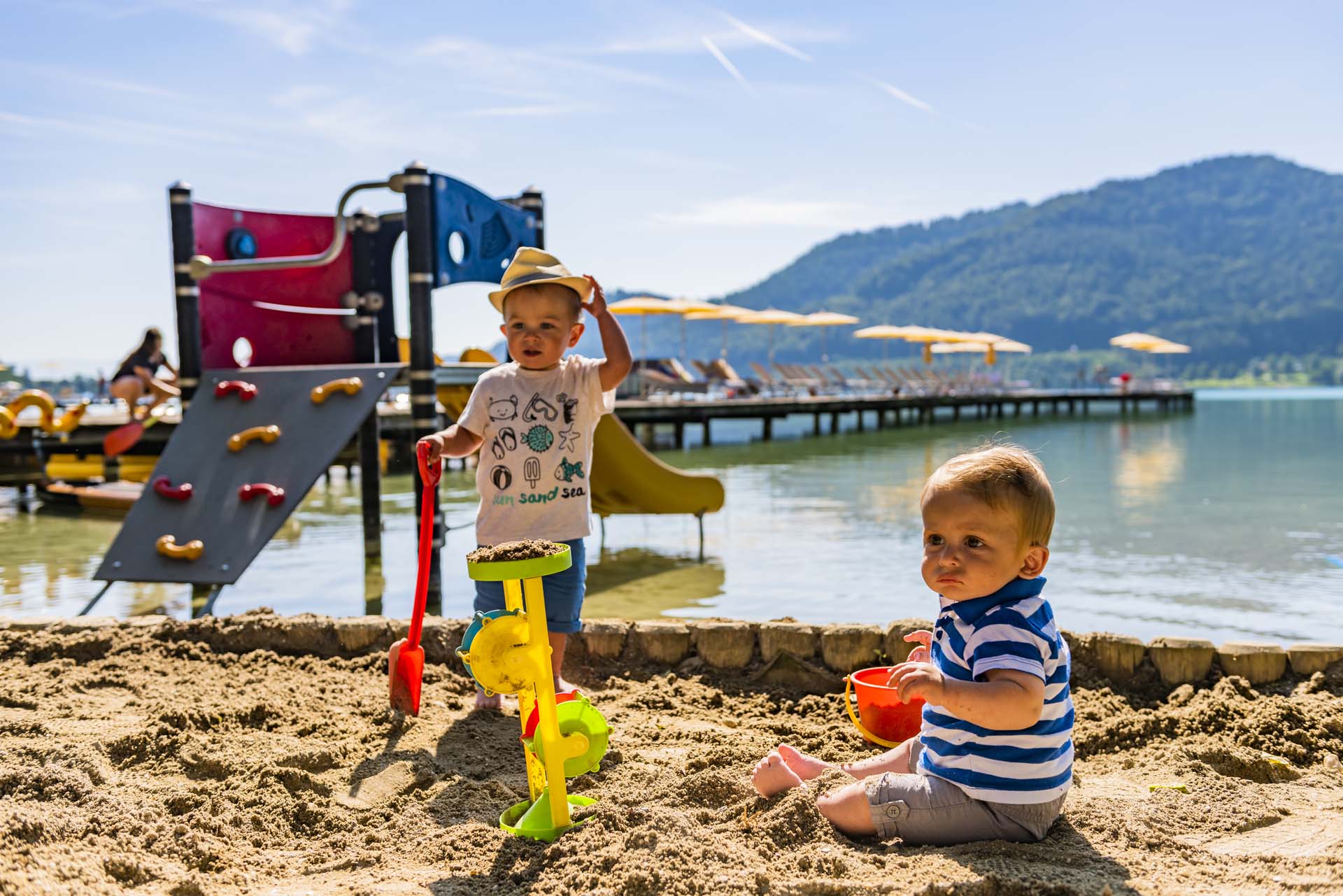 Urlaub am See: Kinderspielplatz am Seeufer - Baby + Kinderhotel Sonnelino