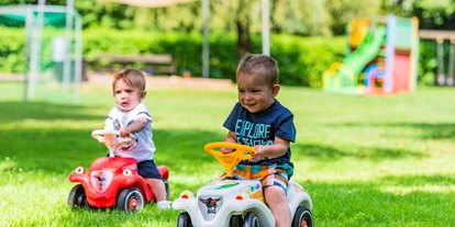 Hotels am See - Verpflegung: Frühstück - Große Spielwiese für Babys & Kinder - Baby + Kinderhotel Sonnelino