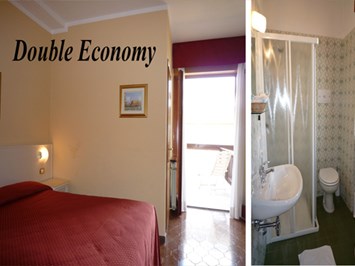 Hotel Residence Miralago Zimmerkategorien Ein Economy-Doppelzimmer im 1. Stock mit Blick auf den See.