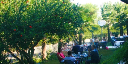 Hotels am See - Padenghe sul Garda - Frühstücksbuffet und im Garten  - Hotel Residence Miralago