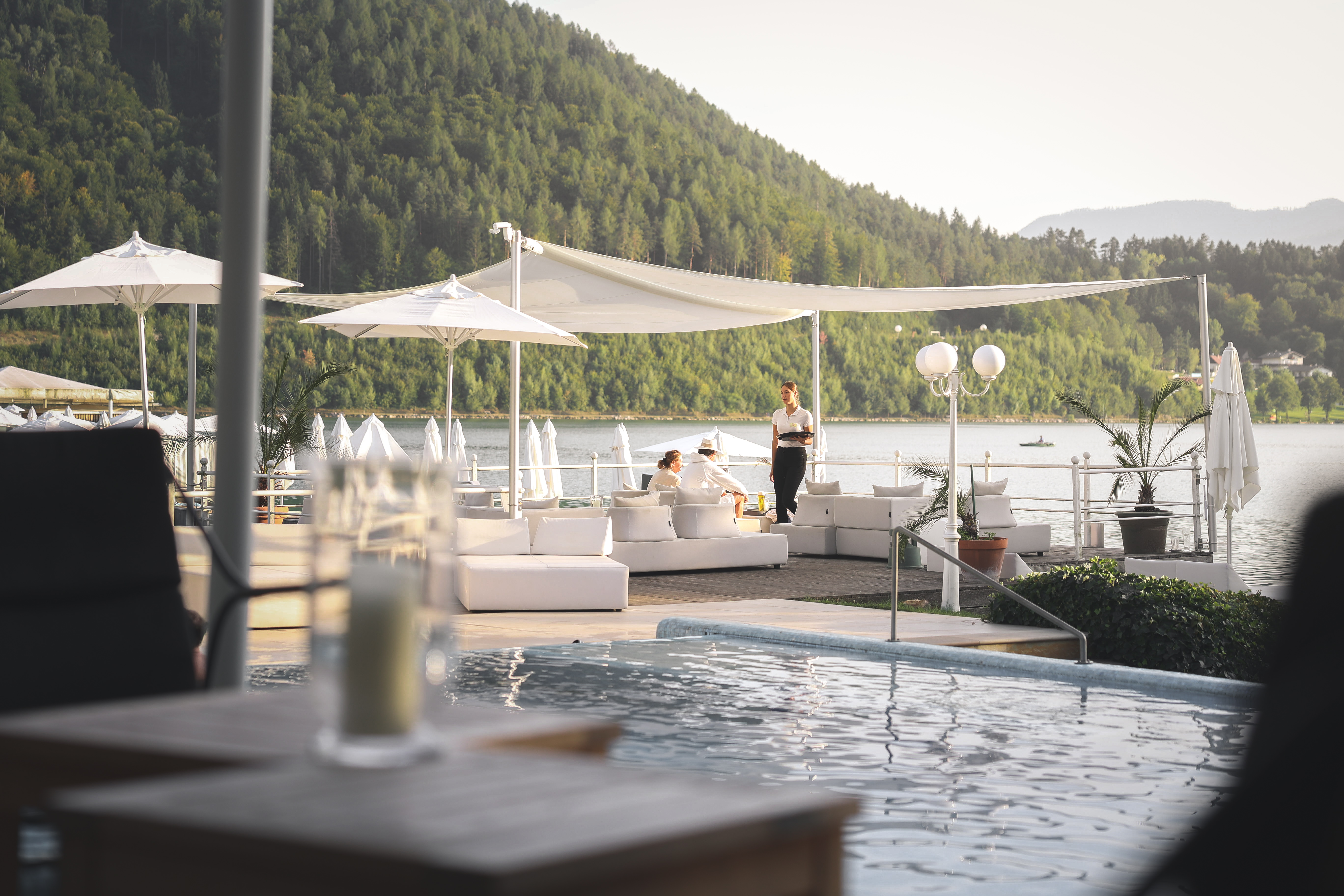 Urlaub am See: See Terrasse - Wellnessresort Amerika-Holzer am See