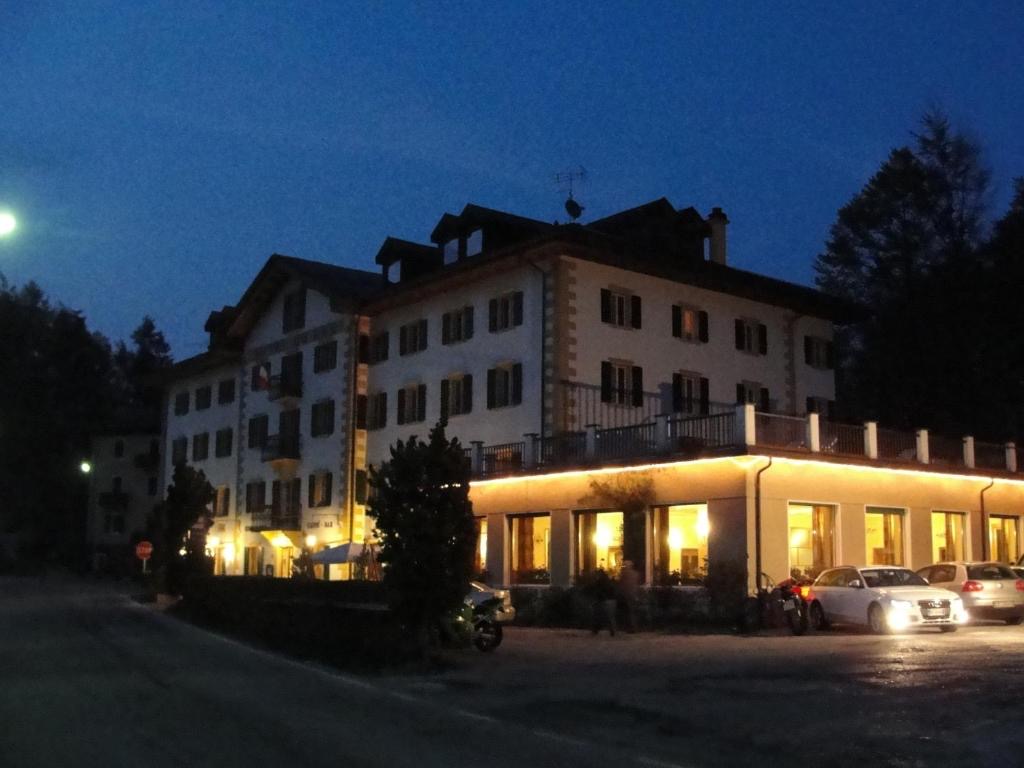 Urlaub am See: By Night - Hotel Du Lac Parc & Residence
