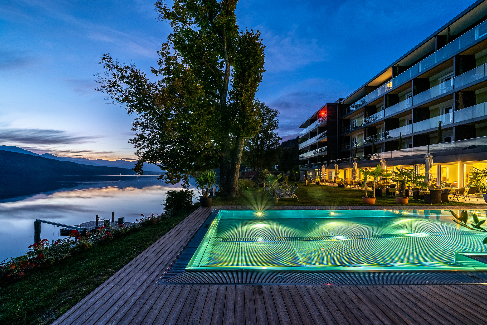 Urlaub am See: Infinitypool bei Nacht - villa Postillion am See