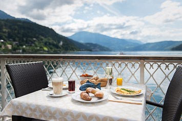 Urlaub am See: Frühstücken auf der Terrasse - Seeglück Hotel Forelle**** S Millstatt