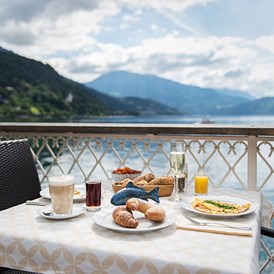 Urlaub am See: Frühstücken auf der Terrasse - Seeglück Hotel Forelle**** S Millstatt