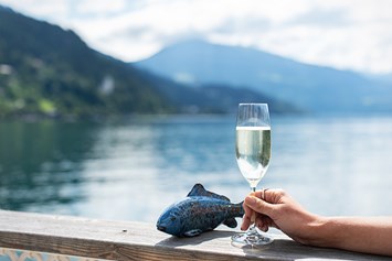 Urlaub am See: Ein Glas Sekt am See - Seeglück Hotel Forelle**** S Millstatt
