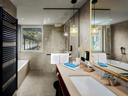 Hotels am See - Millstatt - Modernes Badezimmer - Seeglück Hotel Forelle**** S Millstatt